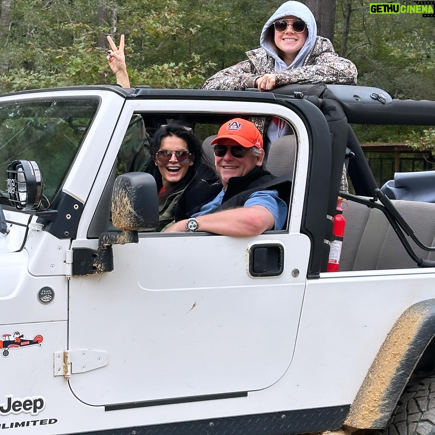 Angie Harmon Instagram - Sweet Home Alabama!! Thank you @johncassimus for an EPIC weekend! You & yours are THE BEST & I love yโall to the moon & back! Hug Mrs Dot for me! โค๏ธ๐๐๐ฝ๏ธ๐ป #blessed #grateful #rolltide
