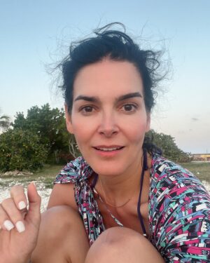 Angie Harmon Instagram - That’s that FUN filter! 🌞🏖️🌊👙🐚

Spring break 24 at 51