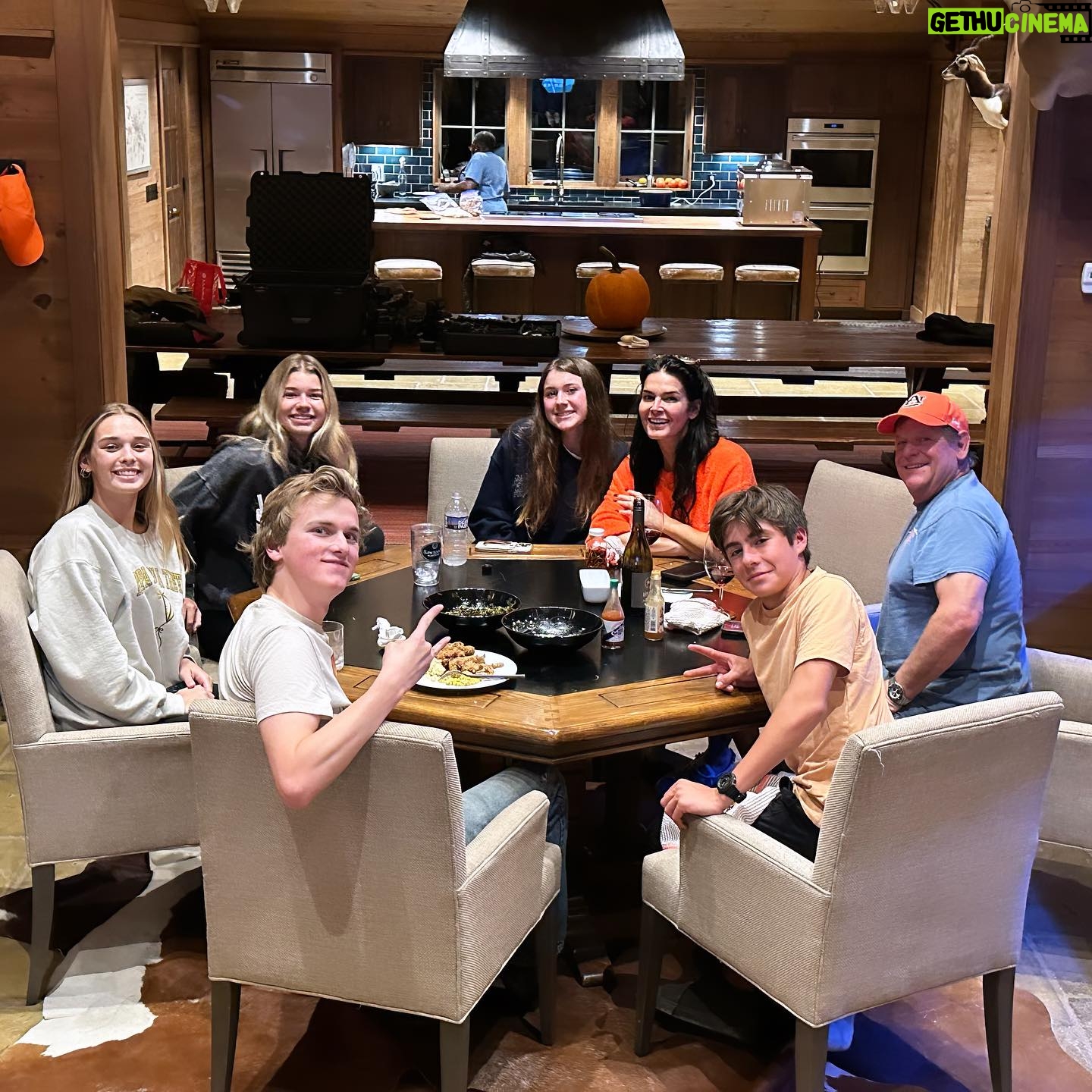 Angie Harmon Instagram - Sweet Home Alabama!! Thank you @johncassimus for an EPIC weekend! You & yours are THE BEST & I love yโall to the moon & back! Hug Mrs Dot for me! โค๏ธ๐๐๐ฝ๏ธ๐ป #blessed #grateful #rolltide