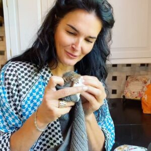 Angie Harmon Instagram - Totally NUTS about this little guy!!! 

(See what I did there?😉🐿️🌰🍼) I haven’t slept in two weeks but I’ve never been happier!
Everyone meet Thomas, Thomas meet everyone!
#blessed #grateful #mylittleguy #tinythomas #babysquirrel #rehibilitation #animallover  #squirrelmom #ineedsleep #squirrelmomproblems