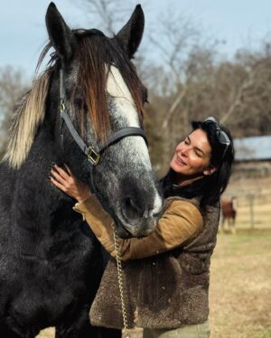Angie Harmon Instagram - Wishing you all a GIANT HAPPY MONDAY!! 😜😘🙏🏼

#blessed #grateful #draft #drafthorse #Apollo