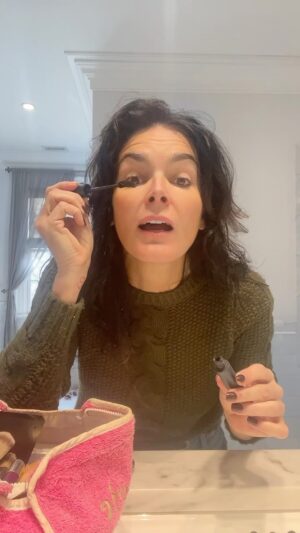 Angie Harmon Instagram - Here’s a shameless  plug for @justbobbidotcom & @jonesroadbeauty mascara. & squirrels. 
I LOVE THEM BOTH! ❤️🐿️💋

#blessed #grateful #squirrelmom