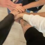 Angy Fernández Instagram – RECAP 1

🤍🤍🤍🤍🤍RENACIMIENTO

Imposible resumir todo lo que me gustaría decir… 
No tengo más que palabras de agradecimiento y no se si es suficiente. Me he sentido querida, arropada, empoderada y cuando me he sentido insegura estaban allí todas estas personas, para levantarme y sostenerme. Algunos ya de muchos años de amistad, otros de hace poco tiempo y aún así, unidos a fuego. 
 Menos mal que me atreví a vivir este viaje. Gracias por aguantar mis dudas y mis miedos y estar a muerte @tomylimeres 🍀 y a todos los que os unisteis y me animasteis. 
Después de tantas dudas vencí a mis miedos (No todos. Estamos en ello) pero… ¡LO HE HECHO! Lo hemos hecho FAMILIA🧡 
Se que no he escalado el Everest, o, yo que se, ahora mismo no se me ocurre nada más heavy como ejemplo, pero que bueno, que a veces se siente así. Se que muchxs me entendéis.

 Sigo intentando resumir: Sin toda esta gente a mi lado no hubiera sido lo mismo. Ni la experiencia, ni lo que quería contar. La importancia de rodearse de gente buena y bonita en la vida y en este caso concreto, talentosa. 
GRACIAS.
Estoy muy sensible. Mucho que procesar…✨♥️
Estoy orgullosa de mi y se las cosas que quiero y tengo que hacer para mejorar y para ser la actriz y la artista que pienso ser toda mi puñetera vida. Basta de muros en mi mente. Este va a ser el año, con mis 33, en el puesto 3 y quedando 3. 
3 y 3 y 3 y 3: por el culo te la hinco 😂

Gracias @benidormfest_rtve