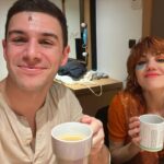 Angy Fernández Instagram – 9/03
Carta abierta para Pepe:
Un día, de repente, conoces a alguien que te hace sentir que no conocías nada y que la primera vez no siempre es la primera.
Todas las personas que llegan a nuestra vida vienen con una enseñanza. De todos aprendemos, lo que queremos, lo que no…
Nada se pierde, todo se transforma.
No existen los cuentos de hadas, ni las relaciones perfectas, pero si existe el AMOR y yo estoy aprendiendo a amar incondicionalmente, porque apareció un pececillo en mi vida para enseñarme a amar y para aportar luz en mis días más oscuros.
Y si, estoy aprendiendo a ver la mujer que soy también gracias a él (en gran parte) :)
El es buena persona, buen compañero, en el trabajo y en la vida. Talentoso,en todos los sentidos, sensible, generoso, comprensivo, divertido, guapo, cariñoso, trabajador, positivo y cada día quiere superarse a sí mismo y ser mejor.
Sonríe y te alegra el día.
El es de los que tocan el alma a todos y todas las que le rodean. Me tocaste el alma antes de tocarme la piel y te quise desde el primer momento.
Que tus 31 estén llenos de paz, amor, amistad, trabajo y que sigas iluminando todo allá donde vayas.
Y risas. Muchas risas.
Amo el hombre que eres y el hombre en el que te vas a convertir. Te mereces todo lo bueno.
Eres mágico.
Eres mi lugar favorito.
Gracias por todo, mi amor.
Te quiero, te admiro y te veo
Feliz cumpleaños 🐟💙✨
