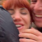 Angy Fernández Instagram – 9/03
Carta abierta para Pepe:
Un día, de repente, conoces a alguien que te hace sentir que no conocías nada y que la primera vez no siempre es la primera.
Todas las personas que llegan a nuestra vida vienen con una enseñanza. De todos aprendemos, lo que queremos, lo que no…
Nada se pierde, todo se transforma.
No existen los cuentos de hadas, ni las relaciones perfectas, pero si existe el AMOR y yo estoy aprendiendo a amar incondicionalmente, porque apareció un pececillo en mi vida para enseñarme a amar y para aportar luz en mis días más oscuros.
Y si, estoy aprendiendo a ver la mujer que soy también gracias a él (en gran parte) :)
El es buena persona, buen compañero, en el trabajo y en la vida. Talentoso,en todos los sentidos, sensible, generoso, comprensivo, divertido, guapo, cariñoso, trabajador, positivo y cada día quiere superarse a sí mismo y ser mejor.
Sonríe y te alegra el día.
El es de los que tocan el alma a todos y todas las que le rodean. Me tocaste el alma antes de tocarme la piel y te quise desde el primer momento.
Que tus 31 estén llenos de paz, amor, amistad, trabajo y que sigas iluminando todo allá donde vayas.
Y risas. Muchas risas.
Amo el hombre que eres y el hombre en el que te vas a convertir. Te mereces todo lo bueno.
Eres mágico.
Eres mi lugar favorito.
Gracias por todo, mi amor.
Te quiero, te admiro y te veo
Feliz cumpleaños 🐟💙✨