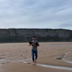 Angy Fernández Instagram – 9/03
Carta abierta para Pepe:
Un día, de repente, conoces a alguien que te hace sentir que no conocías nada y que la primera vez no siempre es la primera.

Todas las personas que llegan a nuestra vida vienen con una enseñanza. De todos aprendemos, lo que queremos, lo que no…
Nada se pierde, todo se transforma.

No existen los cuentos de hadas, ni las relaciones perfectas, pero si existe el AMOR y yo estoy aprendiendo a amar incondicionalmente, porque apareció un pececillo en mi vida para enseñarme a amar y para aportar luz en mis días más oscuros. 
Y si, estoy aprendiendo a ver la mujer que soy también gracias a él (en gran parte) :) 

El es buena persona, buen compañero, en el trabajo y en la vida. Talentoso,en todos los sentidos, sensible, generoso, comprensivo, divertido, guapo, cariñoso, trabajador, positivo y cada día quiere superarse a sí mismo y ser mejor. 

Sonríe y te alegra el día.

El es de los que tocan el alma a todos y todas las que le rodean. Me tocaste el alma antes de tocarme la piel y te quise desde el primer momento.
Que tus 31 estén llenos de paz, amor, amistad, trabajo y que sigas iluminando todo allá donde vayas. 
Y risas. Muchas risas. 

Amo el hombre que eres y el hombre en el que te vas a convertir. Te mereces todo lo bueno. 

Eres mágico.
Eres mi lugar favorito.
Gracias por todo, mi amor. 
Te quiero, te admiro y te veo
Feliz cumpleaños 🐟💙✨