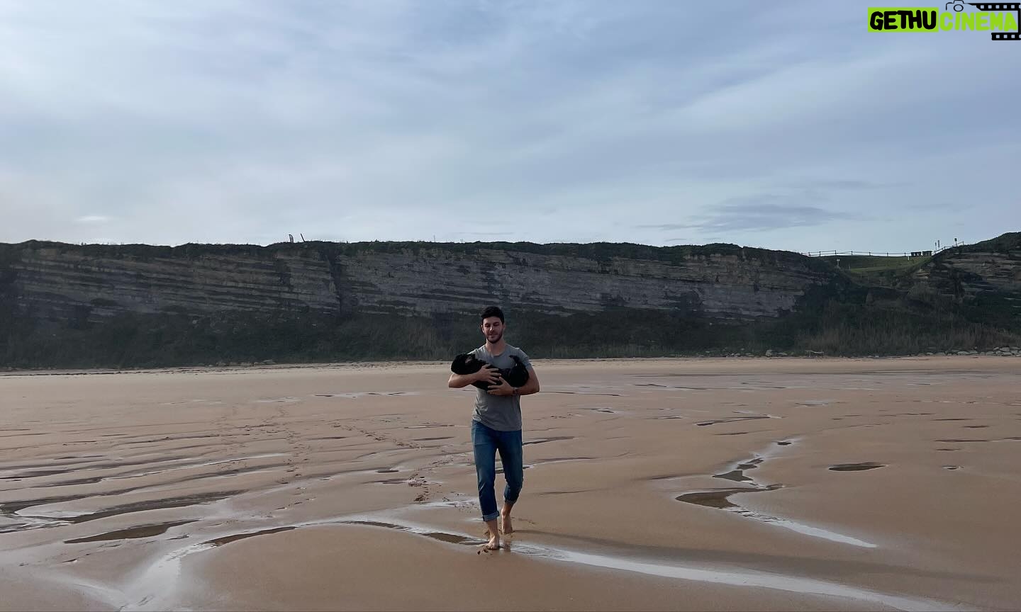 Angy Fernández Instagram - 9/03 Carta abierta para Pepe: Un día, de repente, conoces a alguien que te hace sentir que no conocías nada y que la primera vez no siempre es la primera. Todas las personas que llegan a nuestra vida vienen con una enseñanza. De todos aprendemos, lo que queremos, lo que no… Nada se pierde, todo se transforma. No existen los cuentos de hadas, ni las relaciones perfectas, pero si existe el AMOR y yo estoy aprendiendo a amar incondicionalmente, porque apareció un pececillo en mi vida para enseñarme a amar y para aportar luz en mis días más oscuros. Y si, estoy aprendiendo a ver la mujer que soy también gracias a él (en gran parte) :) El es buena persona, buen compañero, en el trabajo y en la vida. Talentoso,en todos los sentidos, sensible, generoso, comprensivo, divertido, guapo, cariñoso, trabajador, positivo y cada día quiere superarse a sí mismo y ser mejor. Sonríe y te alegra el día. El es de los que tocan el alma a todos y todas las que le rodean. Me tocaste el alma antes de tocarme la piel y te quise desde el primer momento. Que tus 31 estén llenos de paz, amor, amistad, trabajo y que sigas iluminando todo allá donde vayas. Y risas. Muchas risas. Amo el hombre que eres y el hombre en el que te vas a convertir. Te mereces todo lo bueno. Eres mágico. Eres mi lugar favorito. Gracias por todo, mi amor. Te quiero, te admiro y te veo Feliz cumpleaños 🐟💙✨