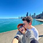 Angy Fernández Instagram – He venido a ver a @thepepenufrio a Chicago porque está 3 meses aquí para hacer el musical #guysanddolls como Sky Masterson 🤍 🙌🏼👏🏻🌟
(Está BRUTAL!!! Jejeje)

En su día libre, hemos ido a la ciudad,que es muy bonita. Me ha sorprendido mucho. 
Agradecida por esta semana
We are a great team🧡💙

El sábado me toca a mí estar de vuelta en el 🎭 con jet lag, seguramente…

‼️ Atención ‼️ 
Detrás de estas fotos donde hay felicidad y amor, ha habido y sigue habiendo trabajo. 
No idealicemos todo lo que vemos en las redes.
Una relación no es sana por arte de magia.
¿Por qué lo digo? 
Porque algunas películas, las redes y lo que hemos vivido en casa igual nos hace creer que el amor es de una determinada manera, pero NO. 
¿Cómo quieres que sea tu relación? Atráela. Constrúyela.
La base es amor incondicional, comunicación, respeto y confianza.
Todos venimos con taras de otras relaciones o de la vida misma y las proyectamos en las relaciones actuales. Sobre todo en relaciones de pareja. Darse cuenta de que eso pasa y trabajar para sanarlo es la clave. 
Requiere trabajo, pero merece la pena :)
Hablo desde mi experiencia. No soy una profesional de esto, pero ya sabéis que me gusta a mí un consejito y una realidad…

Os mando besos grandes