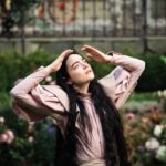 Angy Fernández Instagram – I AM FINDING BEING ALIVE FASCINATING
Menudo viaje #PoorThings 🤍
Ella juega, disfruta, ansiosa por aprender, por conocer el mundo. Una niña encarcelada que va creciendo y que quiere decidir y quiere LIBERTAD. Su LIBERTAD. Experimenta y vive la vida sin prejuicios. Bella es la mujer que todas podemos ser. Es la mujer que yo quiero ser. Qué nadie os corte las alas, ni las ganas de aprender, ni crecer, ni experimentar… y no nos las cortemos a nosotras mismas y tampoco a los demás.
Si, es cine fantástico, pero siempre se puede empezar de cero (no como en la película. No hago spoilers) Podemos empezar de cero, resetear nuestra mente, curar los traumas (con ayuda) y ser LIBRES. Con paciencia y amor y decidir por nosotras mismas lo que nos haga bien.
Emma stone está soberbia. Ella es SOBERBIA.
Me voy inspirada a la cama y con muchas ganas de volver al cine, porque el cine es uno de mis lugares favoritos.