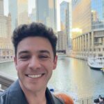 Angy Fernández Instagram – He venido a ver a @thepepenufrio a Chicago porque está 3 meses aquí para hacer el musical #guysanddolls como Sky Masterson 🤍 🙌🏼👏🏻🌟
(Está BRUTAL!!! Jejeje)

En su día libre, hemos ido a la ciudad,que es muy bonita. Me ha sorprendido mucho. 
Agradecida por esta semana
We are a great team🧡💙

El sábado me toca a mí estar de vuelta en el 🎭 con jet lag, seguramente…

‼️ Atención ‼️ 
Detrás de estas fotos donde hay felicidad y amor, ha habido y sigue habiendo trabajo. 
No idealicemos todo lo que vemos en las redes.
Una relación no es sana por arte de magia.
¿Por qué lo digo? 
Porque algunas películas, las redes y lo que hemos vivido en casa igual nos hace creer que el amor es de una determinada manera, pero NO. 
¿Cómo quieres que sea tu relación? Atráela. Constrúyela.
La base es amor incondicional, comunicación, respeto y confianza.
Todos venimos con taras de otras relaciones o de la vida misma y las proyectamos en las relaciones actuales. Sobre todo en relaciones de pareja. Darse cuenta de que eso pasa y trabajar para sanarlo es la clave. 
Requiere trabajo, pero merece la pena :)
Hablo desde mi experiencia. No soy una profesional de esto, pero ya sabéis que me gusta a mí un consejito y una realidad…

Os mando besos grandes