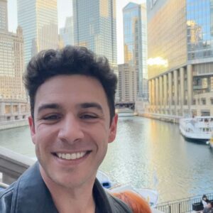 Angy Fernández Instagram - He venido a ver a @thepepenufrio a Chicago porque está 3 meses aquí para hacer el musical #guysanddolls como Sky Masterson 🤍 🙌🏼👏🏻🌟
(Está BRUTAL!!! Jejeje)

En su día libre, hemos ido a la ciudad,que es muy bonita. Me ha sorprendido mucho. 
Agradecida por esta semana
We are a great team🧡💙

El sábado me toca a mí estar de vuelta en el 🎭 con jet lag, seguramente…

‼️ Atención ‼️ 
Detrás de estas fotos donde hay felicidad y amor, ha habido y sigue habiendo trabajo. 
No idealicemos todo lo que vemos en las redes.
Una relación no es sana por arte de magia.
¿Por qué lo digo? 
Porque algunas películas, las redes y lo que hemos vivido en casa igual nos hace creer que el amor es de una determinada manera, pero NO. 
¿Cómo quieres que sea tu relación? Atráela. Constrúyela.
La base es amor incondicional, comunicación, respeto y confianza.
Todos venimos con taras de otras relaciones o de la vida misma y las proyectamos en las relaciones actuales. Sobre todo en relaciones de pareja. Darse cuenta de que eso pasa y trabajar para sanarlo es la clave. 
Requiere trabajo, pero merece la pena :)
Hablo desde mi experiencia. No soy una profesional de esto, pero ya sabéis que me gusta a mí un consejito y una realidad…

Os mando besos grandes