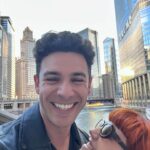 Angy Fernández Instagram – He venido a ver a @thepepenufrio a Chicago porque está 3 meses aquí para hacer el musical #guysanddolls como Sky Masterson 🤍 🙌🏼👏🏻🌟
(Está BRUTAL!!! Jejeje)

En su día libre, hemos ido a la ciudad,que es muy bonita. Me ha sorprendido mucho. 
Agradecida por esta semana
We are a great team🧡💙

El sábado me toca a mí estar de vuelta en el 🎭 con jet lag, seguramente…

‼️ Atención ‼️ 
Detrás de estas fotos donde hay felicidad y amor, ha habido y sigue habiendo trabajo. 
No idealicemos todo lo que vemos en las redes.
Una relación no es sana por arte de magia.
¿Por qué lo digo? 
Porque algunas películas, las redes y lo que hemos vivido en casa igual nos hace creer que el amor es de una determinada manera, pero NO. 
¿Cómo quieres que sea tu relación? Atráela. Constrúyela.
La base es amor incondicional, comunicación, respeto y confianza.
Todos venimos con taras de otras relaciones o de la vida misma y las proyectamos en las relaciones actuales. Sobre todo en relaciones de pareja. Darse cuenta de que eso pasa y trabajar para sanarlo es la clave. 
Requiere trabajo, pero merece la pena :)
Hablo desde mi experiencia. No soy una profesional de esto, pero ya sabéis que me gusta a mí un consejito y una realidad…

Os mando besos grandes