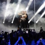 Angy Fernández Instagram – 3 de febrero 2024 
Final @benidormfest_rtve 
Fotos by @rtve 
🤍
GRACIAS a todo mi TEAM. A estas dos niñas bonitas que representaban mis miedos/ la ansiedad/ la depresión y SON PURA LUZ. 
GRACIAS a todos y todas por el cariño y amor que me habéis dado. Me ha llegado muy dentro♥️🌈 

Gracias por dedicar un rato a escribirme, hacerme dibujos, hacer covers de la canción… GRACIAS. 
Cada día más despierta y más consciente de QUIEN SOY ¿Y tú? Puede dar miedo el camino, pero es liberador conocer de dónde vienes, la oscuridad, la luz, lo bello, lo feo. Mirar profundamente dentro de ti (con ayuda suele ser mejor) para saber quién eres y lo que quieres. Hazlo, aunque sea con miedo. Yo esto lo hice con miedo y estoy orgullosa. Los resultados serán mejor de lo que crees…
Tú puedes. Si no puedes hoy, con calma, inténtalo mañana o pasado. Paciencia contigo. Compasión contigo.
Un abrazo enorme y gracias otra vez.