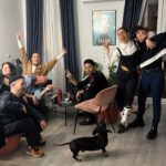 Angy Fernández Instagram - De repente un mini concierto en @lariviera.madrid organizado por @eurovisionspaincom muy chulo , después de una función llena de gente de #UnaTerapiaIntegral , donde, os recuerdo que estamos de miércoles a domingo hasta el 30 de junio. (No estaré del 12 de abril al 19) Luego los amigos y equipo que me quiere y quiero bien y también orgullosa porque por fin he vuelto a apuntarme a clases. No sé porque me costaba tanto, si me encanta bailar… Hay incertidumbre todo el rato con muchas cosas, pero me quiero centrar en lo bueno, y es que estoy mejor, centrándome en mi, aceptando las cosas y encontrándome. A veces nos empeñamos en mirar lo que no tenemos ¿Y si nos centramos y vemos lo que si tenemos? 😌 Hay días donde no se que que quiero, y me frustro. Otros lo tengo más claro y voy a por ello. Supongo que estoy encontrando que quiero contar y expresar al mundo con una nueva canción, en un libro… También ilusionada por centrarme en tener una relación sana y bonita con mi pareja, bonita es , pero hay que trabajarla. Vamos construyendo, con ganas, con fuerza, ahora mismo desde la distancia, porque el se ha ido a trabajar fuera en un musical precioso y la vida nos ha puesto aquí para que aprendamos. Para que aprenda a estar conmigo, que no es una cosa que sea fácil para mí. Me siento perdida a veces, pero es parte del proceso y aún así, cada me conozco más y cada día tengo más claro quién soy. Seguimos ☺️ Me apetece este abril…