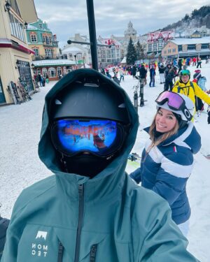 Anick Dumontet Instagram - Belle première journée de ski de la saison avec mon grand ado! 💙 J’ai pu patager une photo avec mon Simon… parce qu’on ne le voit pas pantoute!!! 🤣🙄

.
@monttremblant #ski