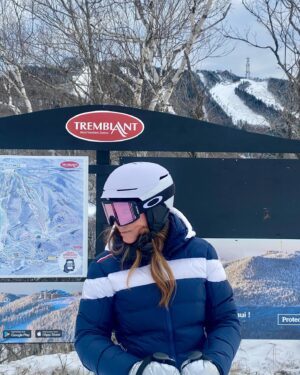 Anick Dumontet Instagram - Belle première journée de ski de la saison avec mon grand ado! 💙 J’ai pu patager une photo avec mon Simon… parce qu’on ne le voit pas pantoute!!! 🤣🙄

.
@monttremblant #ski