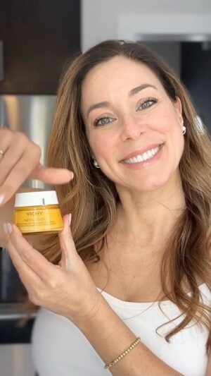 Anick Dumontet Instagram - ✨Concours ✨ 
On vous dorlote pour l’événement De toutes beautés Uniprix X Vichy!
Gagnez trois produits de la gamme Neovadiol de Vichy! 
Je les utilise depuis 2 ans et je les adore!🤍
Pour gagner, partagez ce réel en identifiant @uniprix et @vichylaboratoires … facile!
On aime la BOUTIQUE BEAUTÉ d’Uniprix …jusqu’au 28 février, TOUS les produits Vichy sont à 25% de rabais.
En plus : • À l’achat de produits Vichy, les clientes ont la chance de pouvoir tourner une roue de fortune et ainsi gagner des prix supplémentaires instantanément! 
#pub