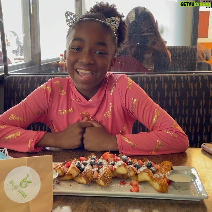 Aniela Gumbs Instagram - Took my mom to brunch #blujamcafe #crunchyfrenchtoast #IamBlackHistory#blackhistorymonth #zola #anielagumbs @genasextongumbs #prayersforukraine @greysabc #like #comment #followme #love #peace