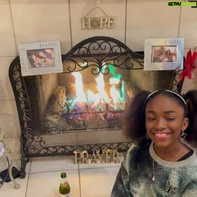 Aniela Gumbs Instagram - Happy New Year #bye2022 Love you all #zola #AnielaGumbs #newyear #lovequotes