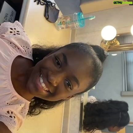 Aniela Gumbs Instagram - #GreysAnatomy #season19 #zola don’t miss it ! #anielagumbs