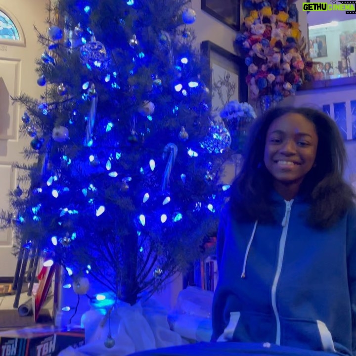 Aniela Gumbs Instagram - Merry Christmas to you I Love you #merrychristmas #holidays #tistheseason #zola #anielagumbs @greysabc #family #food #fun #gamenight #gathertogether #love