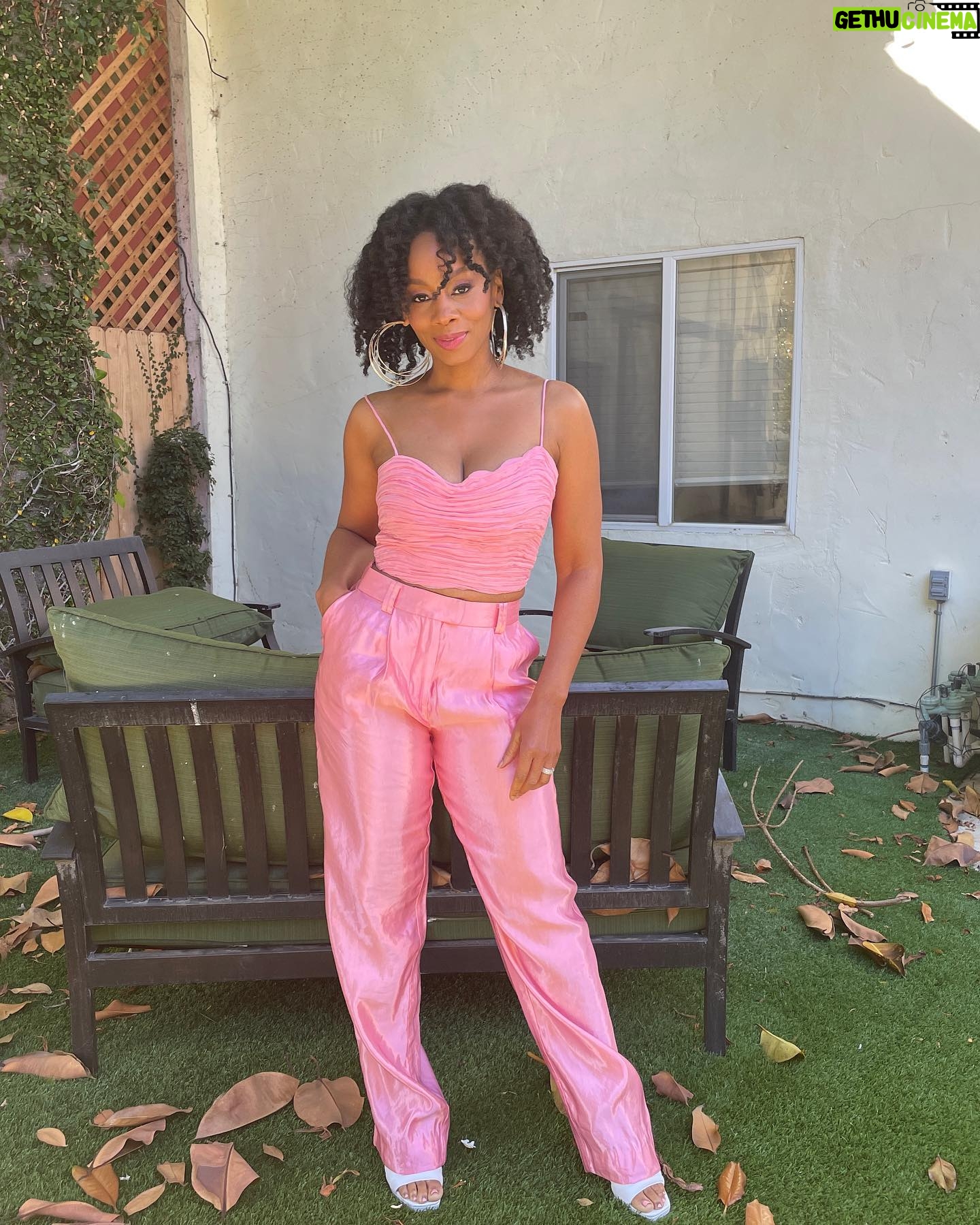 Anika Noni Rose Instagram - Just out here teaching these LA leaves how to Fall. A little press for #LetTheRightOneIn. 🩸 Face: @meccadickerson Hair: Me (Detangle/moisture @taliahwaajidbrand & @aveda nutriplenish oil) Wearing pink perfection by @_aje_ Shoes: @aldo (surprise!) Styled by @jasonrembert Asst: @ww.ilt #PinkCashmere (but not really) #Fashion #FallFashion #Aje #JasonRembert #Showtime #Pink #Confection #PinkPantser #PrettyInPink