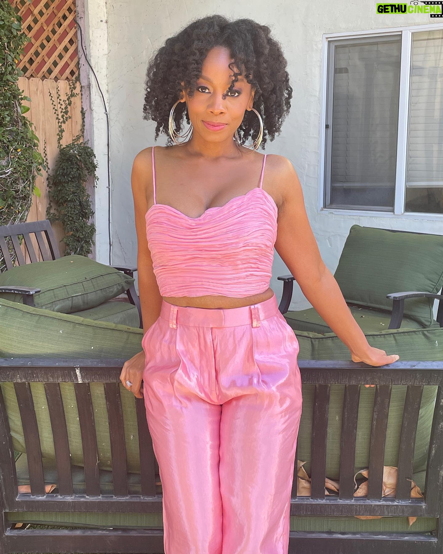 Anika Noni Rose Instagram - Just out here teaching these LA leaves how to Fall. A little press for #LetTheRightOneIn. 🩸 Face: @meccadickerson Hair: Me (Detangle/moisture @taliahwaajidbrand & @aveda nutriplenish oil) Wearing pink perfection by @_aje_ Shoes: @aldo (surprise!) Styled by @jasonrembert Asst: @ww.ilt #PinkCashmere (but not really) #Fashion #FallFashion #Aje #JasonRembert #Showtime #Pink #Confection #PinkPantser #PrettyInPink
