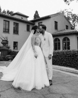 Anika Noni Rose Instagram - If there’s one thing you can expect from the wedding of a Tony Award-winning singer and her music-loving husband, it’s great music. 🎤And that’s exactly what @anikaaroundtheworld and
@jasondirden's ceremony and reception delivered. Check out all the details from their big day in The Music Issue at the link in bio. 
📷: @adonyejaja
🎥: @elysiumweddings
💐: @offerings.co
👗: Gbemi Okunlola of @alonuko_bridal
👰‍♀️: @anikaaroundtheworld 🤵‍♂️: @jasondirden