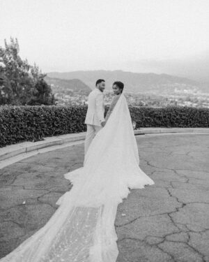 Anika Noni Rose Instagram - If there’s one thing you can expect from the wedding of a Tony Award-winning singer and her music-loving husband, it’s great music. 🎤And that’s exactly what @anikaaroundtheworld and
@jasondirden's ceremony and reception delivered. Check out all the details from their big day in The Music Issue at the link in bio. 
📷: @adonyejaja
🎥: @elysiumweddings
💐: @offerings.co
👗: Gbemi Okunlola of @alonuko_bridal
👰‍♀️: @anikaaroundtheworld 🤵‍♂️: @jasondirden