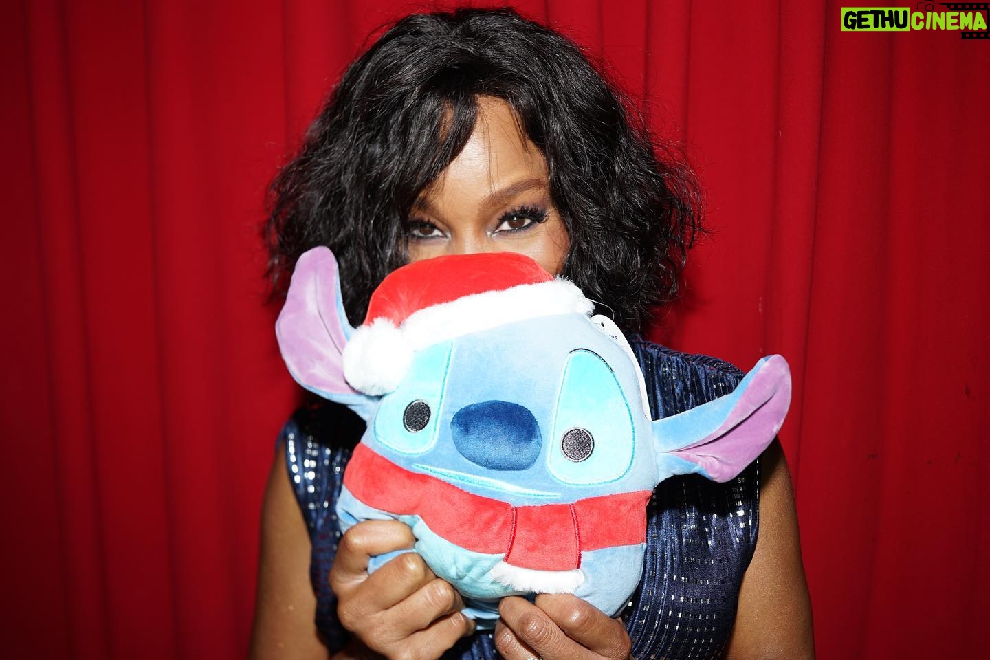 Anika Noni Rose Instagram - Had a wonderful time with the folks of @BoxLunchgifts and @FeedingAmerica at their holiday gala. No one should be hungry, so why not have some fun while helping make a change! Stop by their pages to Check their websites and see where you can make a difference this holiday season! Hair: @tiffdoeshair Face: @meccadickerson Earrings:…@target, y’all! @boxlunchgifts @feedingamerica #BoxLunchHolidayGala #FeedingAmerica #BoxlunchGifts #LiloAndStitch