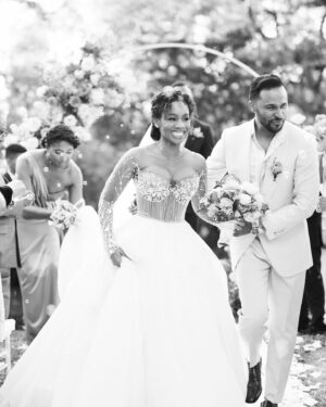 Anika Noni Rose Instagram - The Music Issue is here, and actress, vocalist, and Tony Award-winner Anika Noni Rose, who voiced Disney’s Princess Tiana in "The Princess and the Frog," is Brides latest cover star! 🎶 @anikaaroundtheworld and @jasondirden kept their relationship quiet for years—until now, neither have publicly announced that they were dating, let alone engaged or married!💍 Find all the details from their colorful wedding in Los Angeles and read all about their love story in our digital issue at the link in bio.
📷: @adonyejaja
🎥: @elysiumweddings
💐: @offerings.co
👗: Gbemi Okunlola of @alonuko_bridal
👰‍♀️: @anikaaroundtheworld 🤵‍♂️: @jasondirden