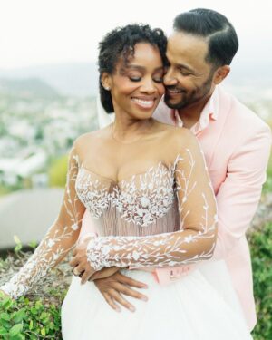 Anika Noni Rose Instagram - The Music Issue is here, and actress, vocalist, and Tony Award-winner Anika Noni Rose, who voiced Disney’s Princess Tiana in "The Princess and the Frog," is Brides latest cover star! 🎶 @anikaaroundtheworld and @jasondirden kept their relationship quiet for years—until now, neither have publicly announced that they were dating, let alone engaged or married!💍 Find all the details from their colorful wedding in Los Angeles and read all about their love story in our digital issue at the link in bio.
📷: @adonyejaja
🎥: @elysiumweddings
💐: @offerings.co
👗: Gbemi Okunlola of @alonuko_bridal
👰‍♀️: @anikaaroundtheworld 🤵‍♂️: @jasondirden
