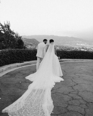 Anika Noni Rose Instagram - The Music Issue is here, and actress, vocalist, and Tony Award-winner Anika Noni Rose, who voiced Disney’s Princess Tiana in "The Princess and the Frog," is Brides latest cover star! 🎶 @anikaaroundtheworld and @jasondirden kept their relationship quiet for years—until now, neither have publicly announced that they were dating, let alone engaged or married!💍 Find all the details from their colorful wedding in Los Angeles and read all about their love story in our digital issue at the link in bio.
📷: @adonyejaja
🎥: @elysiumweddings
💐: @offerings.co
👗: Gbemi Okunlola of @alonuko_bridal
👰‍♀️: @anikaaroundtheworld 🤵‍♂️: @jasondirden