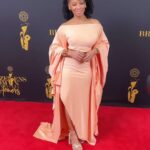 Anika Noni Rose Instagram - 🤩 Caught in the moment: Actor @jasondirden’s adoration for his wife, @anikaaroundtheworld, shines bright on the BronzeLens carpet. Tonight, we celebrate Anika’s well-deserved honor as a Legendary Superstar and salute Jason’s unwavering support. Here’s to amazingly talented women and the champions who stand by them! #BronzeLens24 #WomensHistoryMonth #SupportingStrongWomen #bronzelens #anikanonirose
