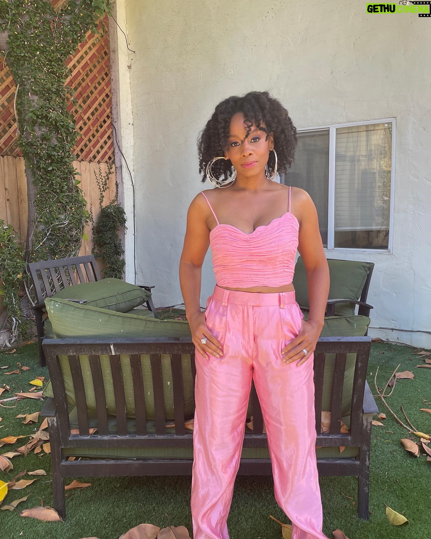 Anika Noni Rose Instagram - Just out here teaching these LA leaves how to Fall. A little press for #LetTheRightOneIn. 🩸 Face: @meccadickerson Hair: Me (Detangle/moisture @taliahwaajidbrand & @aveda nutriplenish oil) Wearing pink perfection by @_aje_ Shoes: @aldo (surprise!) Styled by @jasonrembert Asst: @ww.ilt #PinkCashmere (but not really) #Fashion #FallFashion #Aje #JasonRembert #Showtime #Pink #Confection #PinkPantser #PrettyInPink