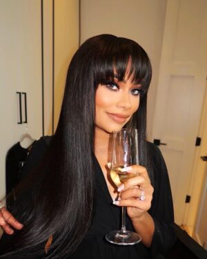 Anila Sajja Instagram - Cheers 🥂 to a new beginning 
.

Hair: @dallaschristopherhair 
📸💄 @king.artez 
.
#married2medicine #married2med #anilasajja #influencer #fashionstyle #faahionblogger #indianprincess #beauty #beautyblogger #beauty #hairstyles #bravotv #gettingready #nightout