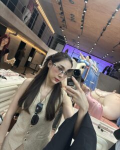 Anis Suwit Instagram - 🤳😗💤