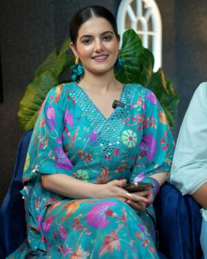 Anita Devgan Instagram - ਨੌਹ ਤੇ ਸੱਸ ਨਾਲ ਬੋਹੁਤ ਸੋਹਣੀਆਂ ਗੱਲਾਂ ਹੋਈਆਂ - Ni main sass kutni 2 ਦੀ CAST ਨਾਲ PODCAST very soon . 
#podcast #punjabimovies #amanaujla #theamanaujlashow