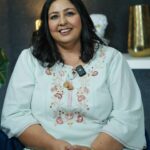 Anita Devgan Instagram - ਨੌਹ ਤੇ ਸੱਸ ਨਾਲ ਬੋਹੁਤ ਸੋਹਣੀਆਂ ਗੱਲਾਂ ਹੋਈਆਂ - Ni main sass kutni 2 ਦੀ CAST ਨਾਲ PODCAST very soon . #podcast #punjabimovies #amanaujla #theamanaujlashow