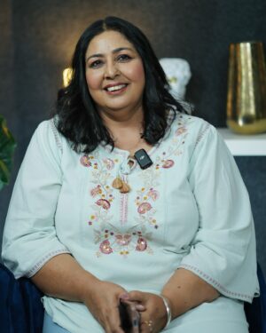 Anita Devgan Instagram - ਨੌਹ ਤੇ ਸੱਸ ਨਾਲ ਬੋਹੁਤ ਸੋਹਣੀਆਂ ਗੱਲਾਂ ਹੋਈਆਂ - Ni main sass kutni 2 ਦੀ CAST ਨਾਲ PODCAST very soon . 
#podcast #punjabimovies #amanaujla #theamanaujlashow