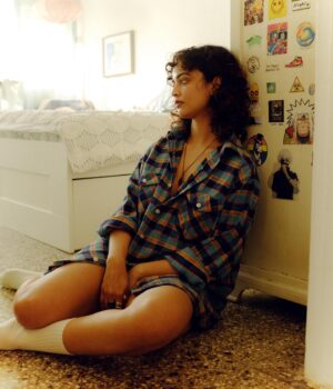 Anjali Sivaraman Instagram - An afternoon with @amitabhbachpan 📸

Shirt was thrifted

Ps, can anyone guess which anime this song is from?