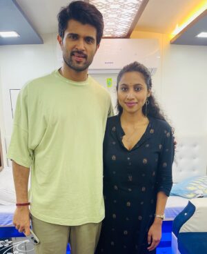 Anjana Mohan Instagram - @thedeverakonda ❤️🥰such an amazing actor to work with… super talented… jovial and  witty…had a great time talking to you as well. #familystar 
.

#vijaydevarakonda #telugu #familystar 
#anjanamohan #telugumovie  #actor 
#superstar  #telugumovie #movie