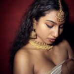 Anjana Mohan Instagram - സരസസുന്ദരീമണീ നീ അലസമായ് ഉറങ്ങിയോ…. Photography: @abhijithretouch . #traditional #vintage #look #photography #anjanamohan #actor #artist #art #creative #expression #beauty #classy #keralatradition #oldlook