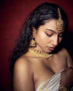Anjana Mohan Instagram - സരസസുന്ദരീമണീ നീ
അലസമായ് ഉറങ്ങിയോ….

Photography: @abhijithretouch 
.
#traditional #vintage #look 
#photography #anjanamohan 
#actor #artist #art #creative 
#expression #beauty #classy 
#keralatradition #oldlook