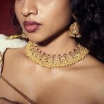 Anjana Mohan Instagram - സരസസുന്ദരീമണീ നീ അലസമായ് ഉറങ്ങിയോ…. Photography: @abhijithretouch . #traditional #vintage #look #photography #anjanamohan #actor #artist #art #creative #expression #beauty #classy #keralatradition #oldlook