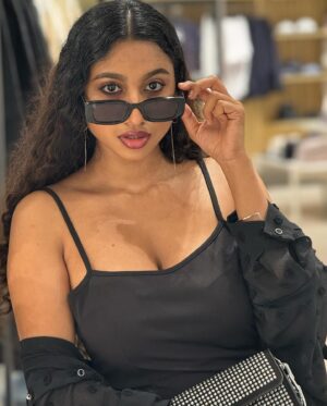 Anjana Mohan Instagram - Which one is your favourite?
.
Click : @abhijithretouch 
#anjanamohan #black #outfit 
#photography #iphone15
#phonephotography #hot