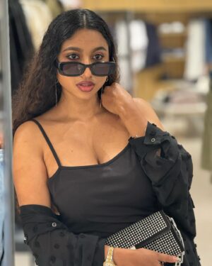 Anjana Mohan Instagram - Which one is your favourite?
.
Click : @abhijithretouch 
#anjanamohan #black #outfit 
#photography #iphone15
#phonephotography #hot