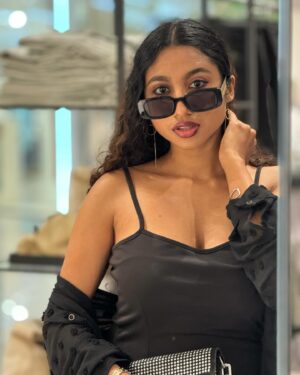 Anjana Mohan Instagram - Which one is your favourite?
.
Click : @abhijithretouch 
#anjanamohan #black #outfit 
#photography #iphone15
#phonephotography #hot