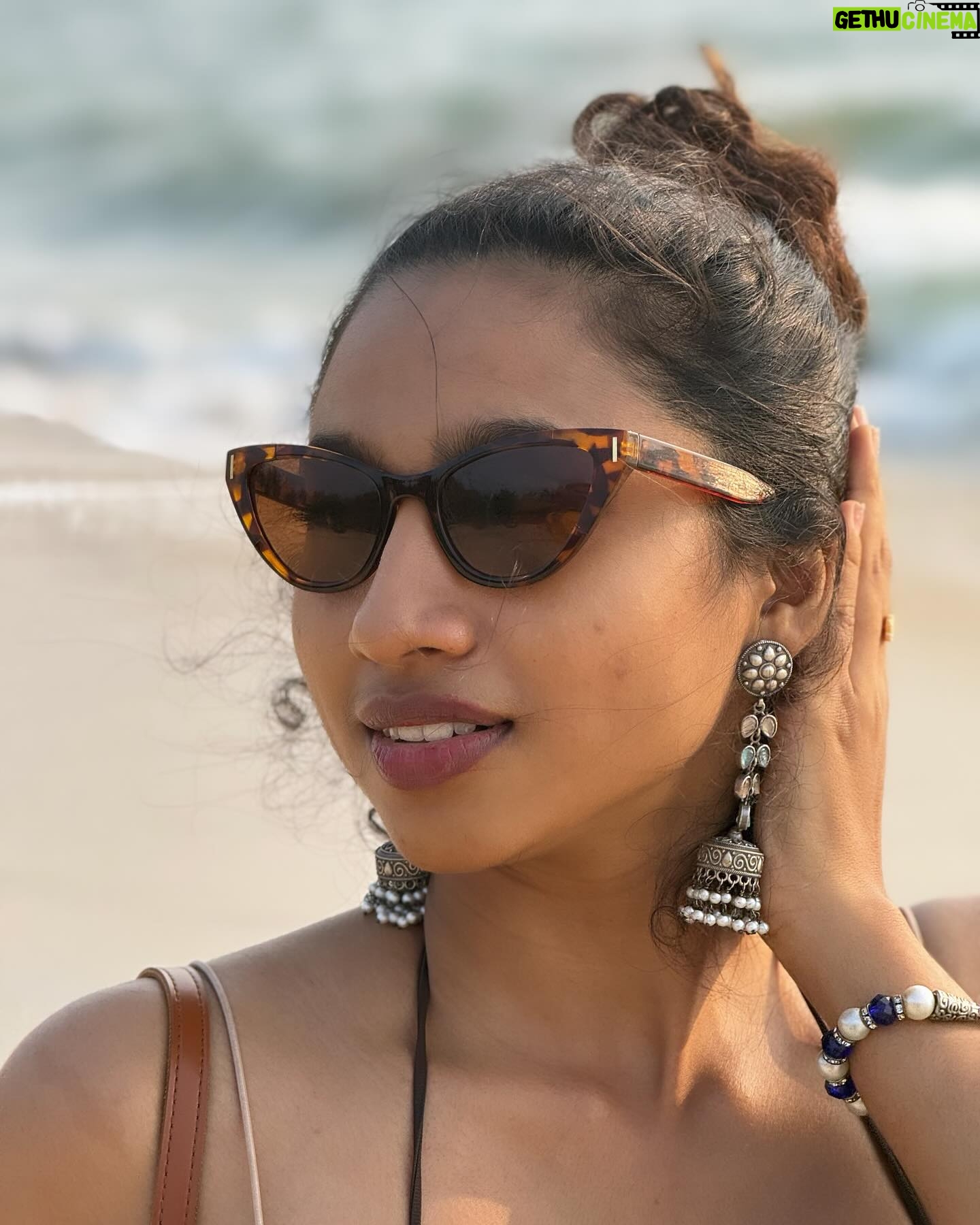 Anjana Mohan Instagram - Photography : @abhijithretouch #beachvibes #fashion #portrait #iphoneography #dusky #look #lookoftheday #beach #vibes #nomakeup #style