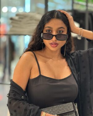 Anjana Mohan Instagram - Which one is your favourite?
.
Click : @abhijithretouch 
#anjanamohan #black #outfit 
#photography #iphone15
#phonephotography #hot